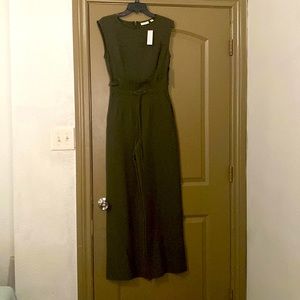 Beautiful Jumpsuit military green xs size brand new.